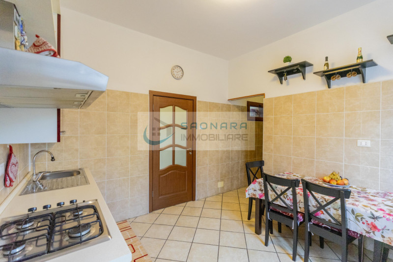 In vendita a Padova, nella vivace e servitissima zona Arcella, proponiamo appartamento trilocale ...