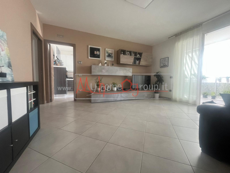 TENCAROLA - (Rif.A419-s) Proponiamo in vendita un moderno appartamento trilocale situato nel cuor...