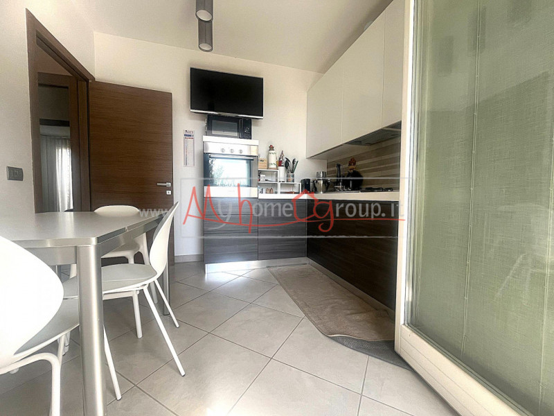 TENCAROLA - (Rif.A419-s) Proponiamo in vendita un moderno appartamento trilocale situato nel cuor...