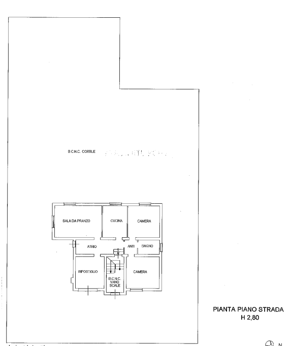 In una piccola palazzina di sole tre unità, immersa in una zona tranquilla e comoda ai servizi, t...
