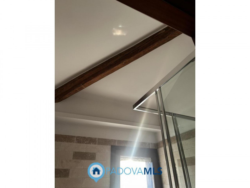 Immobile in esclusiva al Gruppo Padova MLS
Scopri questa affascinante bifamiliare situata nel cuo...