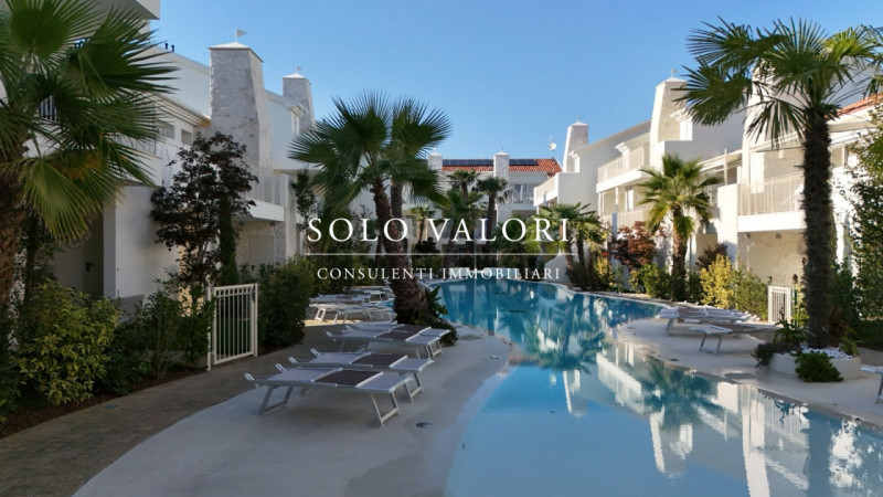 Scopri un'opportunità unica di vivere in uno splendido appartamento trilocale situato nel cuore d...