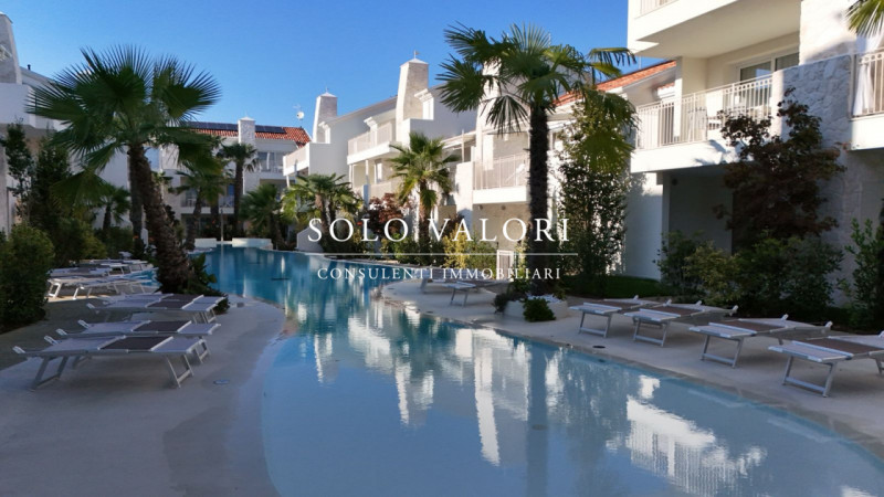 Scopri un'opportunità unica di vivere in uno splendido appartamento trilocale situato nel cuore d...