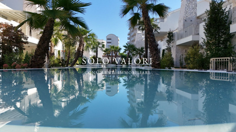 Scopri un'opportunità unica di vivere in uno splendido appartamento trilocale situato nel cuore d...