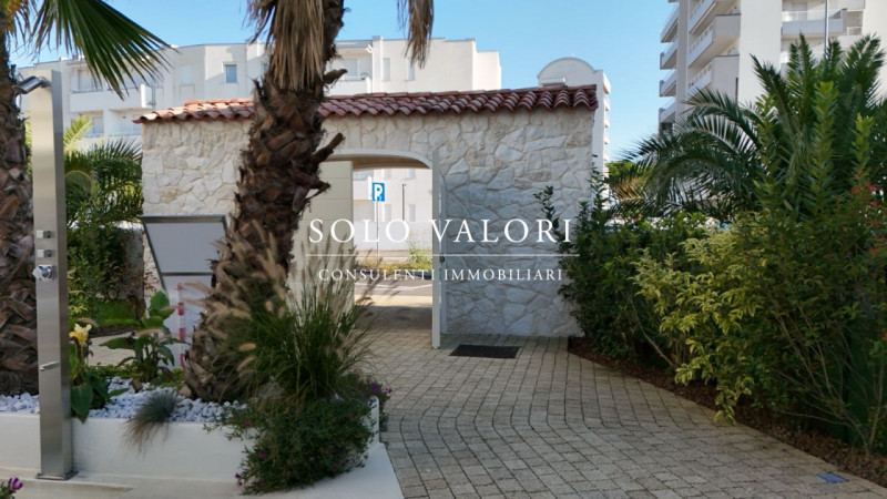 Scopri un'opportunità unica di vivere in uno splendido appartamento trilocale situato nel cuore d...