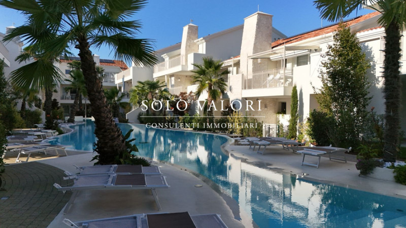 Scopri un'opportunità unica di vivere in uno splendido appartamento trilocale situato nel cuore d...