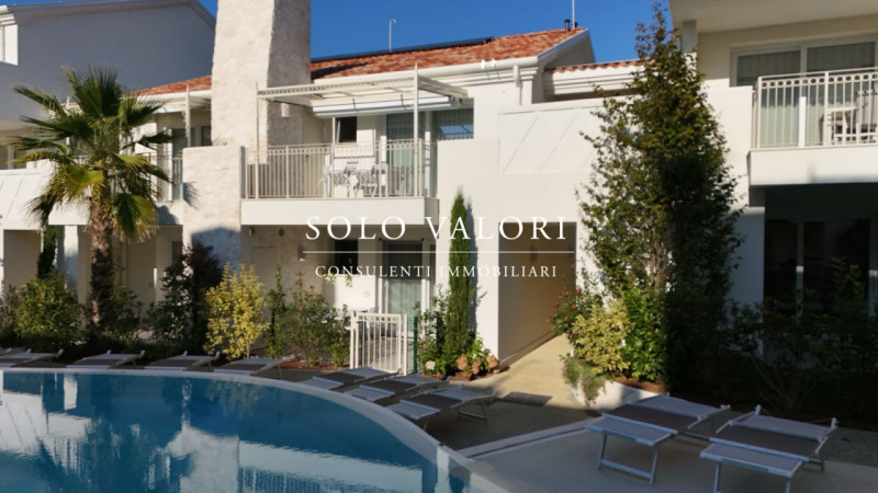 Scopri un'opportunità unica di vivere in uno splendido appartamento trilocale situato nel cuore d...