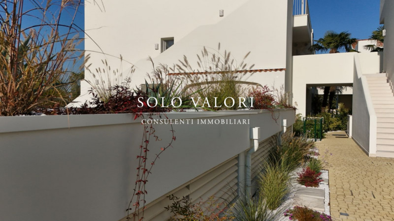 Scopri un'opportunità unica di vivere in uno splendido appartamento trilocale situato nel cuore d...