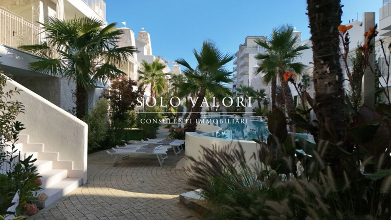 Scopri un'opportunità unica di vivere in uno splendido appartamento trilocale situato nel cuore d...