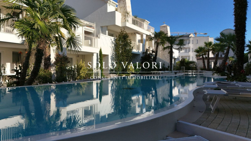 Scopri un'opportunità unica di vivere in uno splendido appartamento trilocale situato nel cuore d...