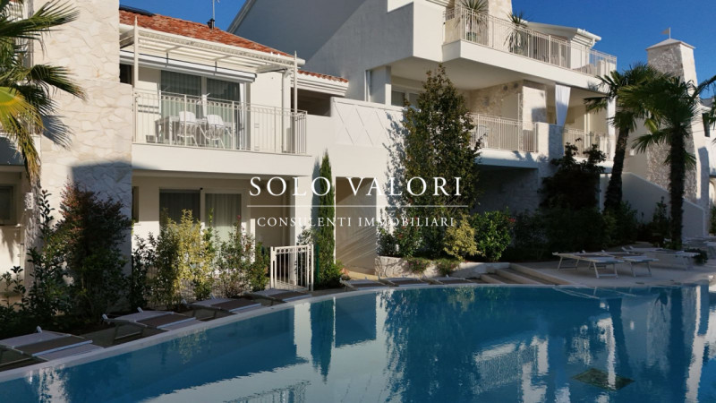 Scopri un'opportunità unica di vivere in uno splendido appartamento trilocale situato nel cuore d...