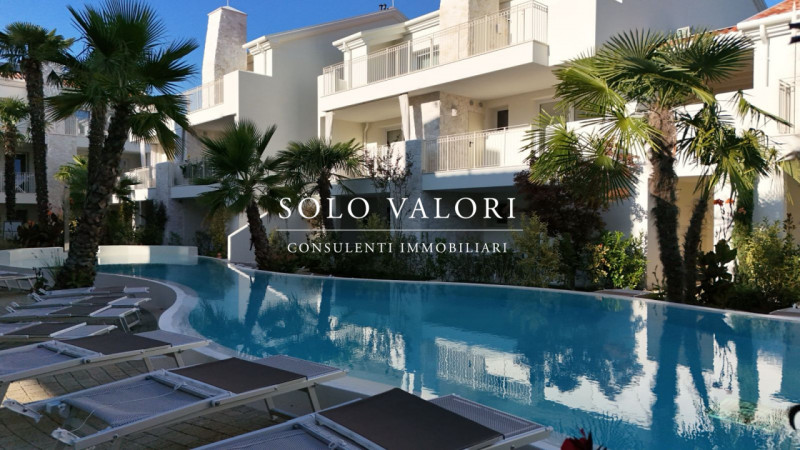 Scopri un'opportunità unica di vivere in uno splendido appartamento trilocale situato nel cuore d...