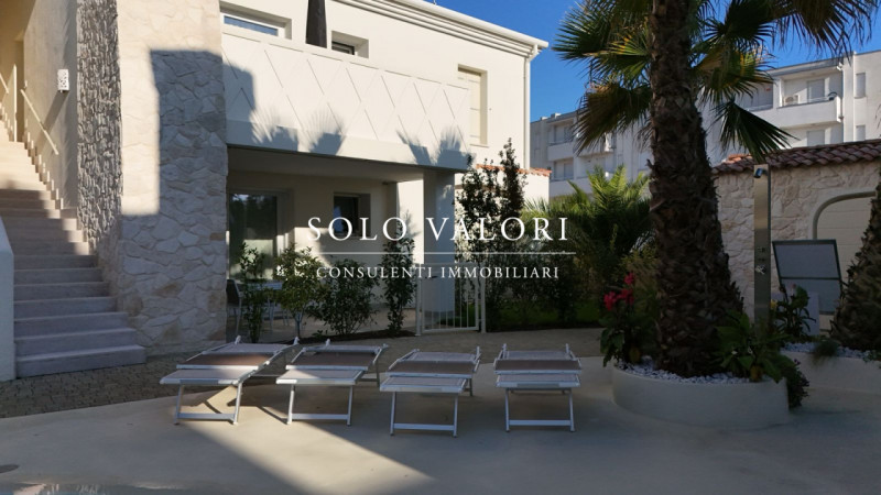 Scopri un'opportunità unica di vivere in uno splendido appartamento trilocale situato nel cuore d...