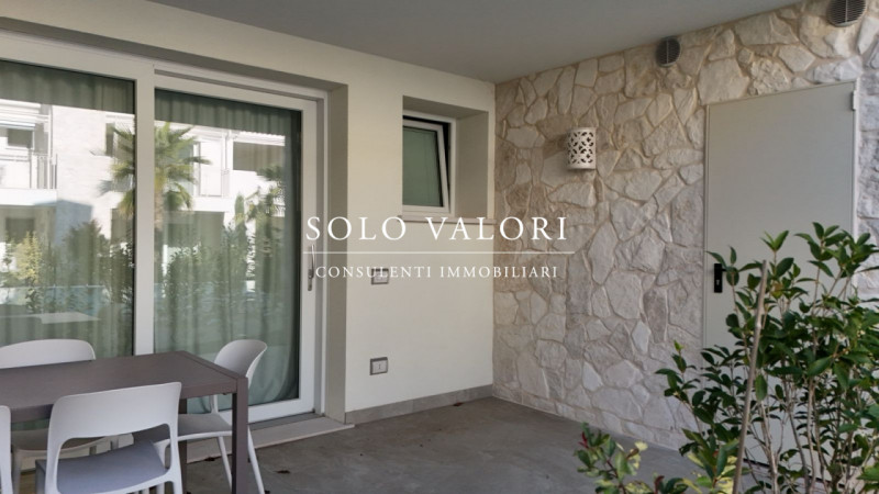 Scopri un'opportunità unica di vivere in uno splendido appartamento trilocale situato nel cuore d...