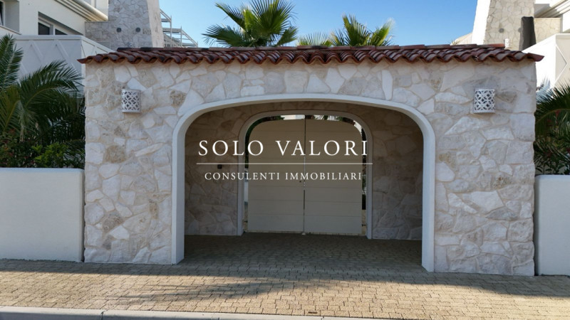 Scopri un'opportunità unica di vivere in uno splendido appartamento trilocale situato nel cuore d...