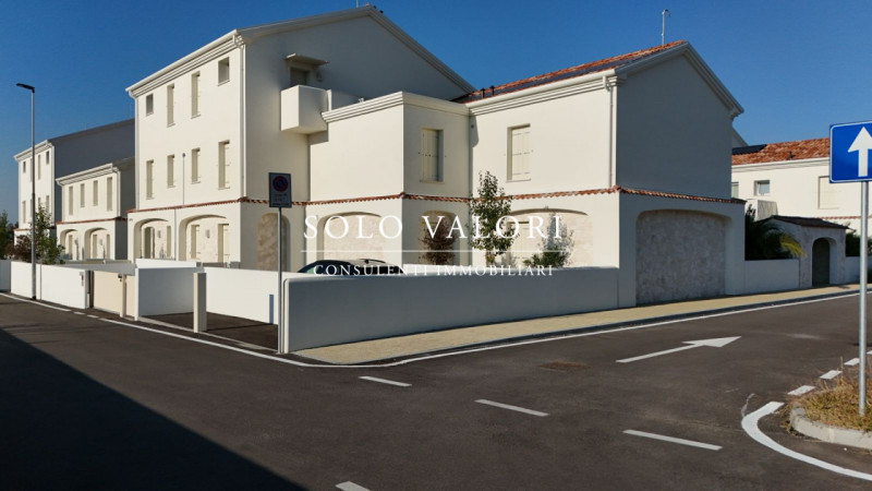 Scopri un'opportunità unica di vivere in uno splendido appartamento trilocale situato nel cuore d...