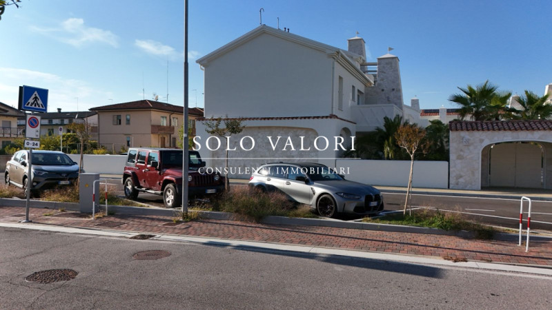 Scopri un'opportunità unica di vivere in uno splendido appartamento trilocale situato nel cuore d...