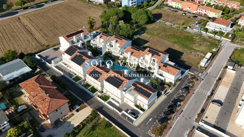 Scopri un'opportunità unica di vivere in uno splendido appartamento trilocale situato nel cuore d...