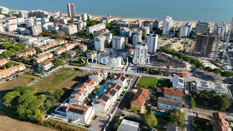 Scopri un'opportunità unica di vivere in uno splendido appartamento trilocale situato nel cuore d...