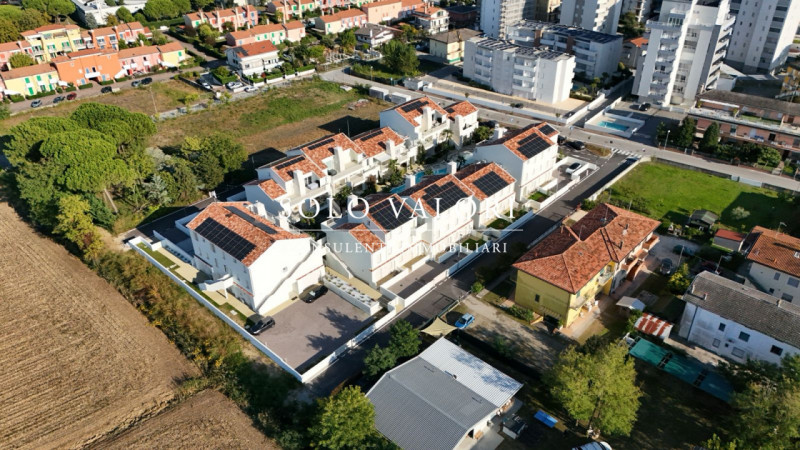 Scopri un'opportunità unica di vivere in uno splendido appartamento trilocale situato nel cuore d...