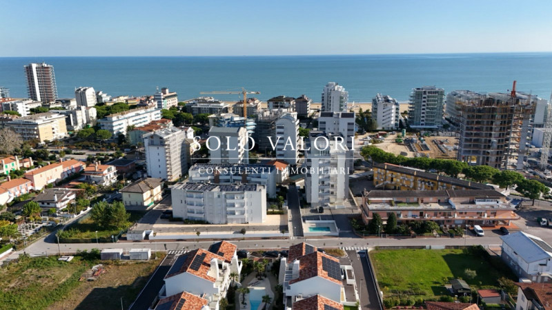 Scopri un'opportunità unica di vivere in uno splendido appartamento trilocale situato nel cuore d...