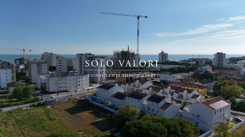 Scopri un'opportunità unica di vivere in uno splendido appartamento trilocale situato nel cuore d...