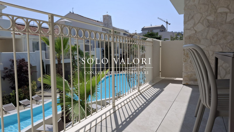 Scopri un'opportunità unica di vivere in uno splendido appartamento trilocale situato nel cuore d...