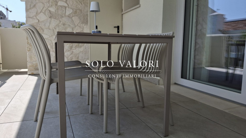 Scopri un'opportunità unica di vivere in uno splendido appartamento trilocale situato nel cuore d...