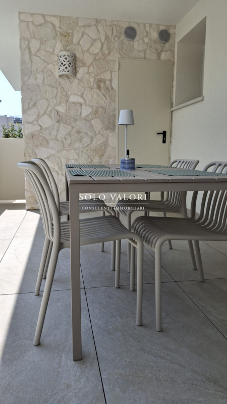 Scopri un'opportunità unica di vivere in uno splendido appartamento trilocale situato nel cuore d...