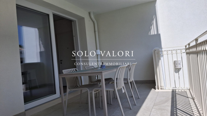 Scopri un'opportunità unica di vivere in uno splendido appartamento trilocale situato nel cuore d...