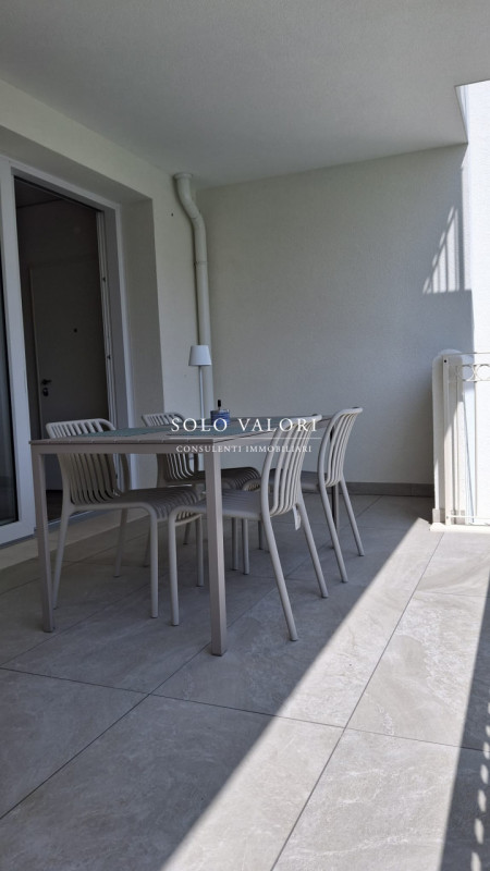 Scopri un'opportunità unica di vivere in uno splendido appartamento trilocale situato nel cuore d...