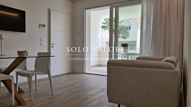 Scopri un'opportunità unica di vivere in uno splendido appartamento trilocale situato nel cuore d...