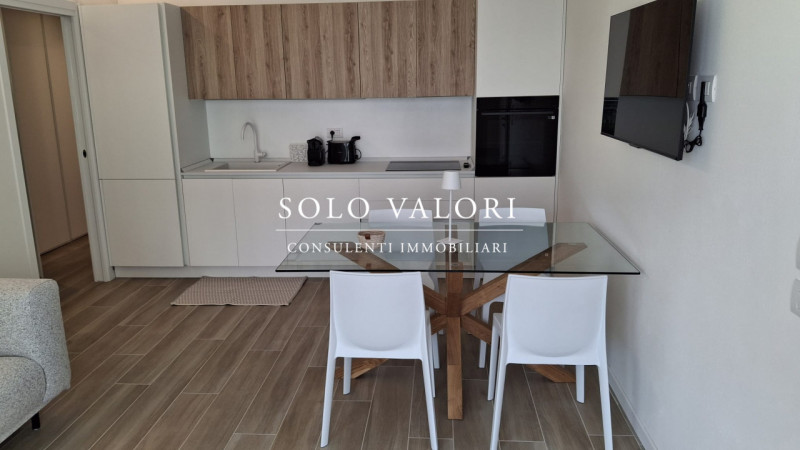 Scopri un'opportunità unica di vivere in uno splendido appartamento trilocale situato nel cuore d...