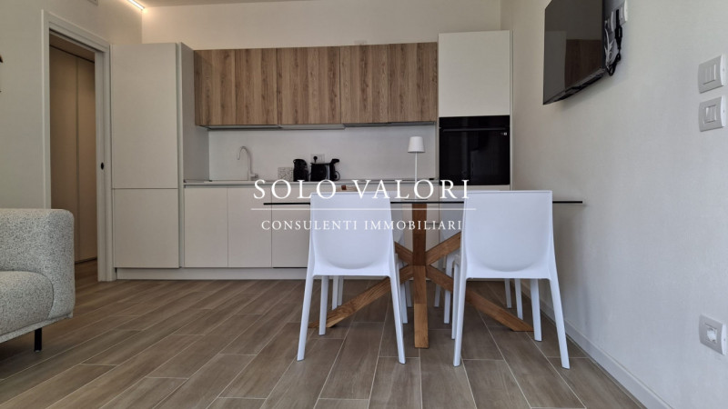 Scopri un'opportunità unica di vivere in uno splendido appartamento trilocale situato nel cuore d...