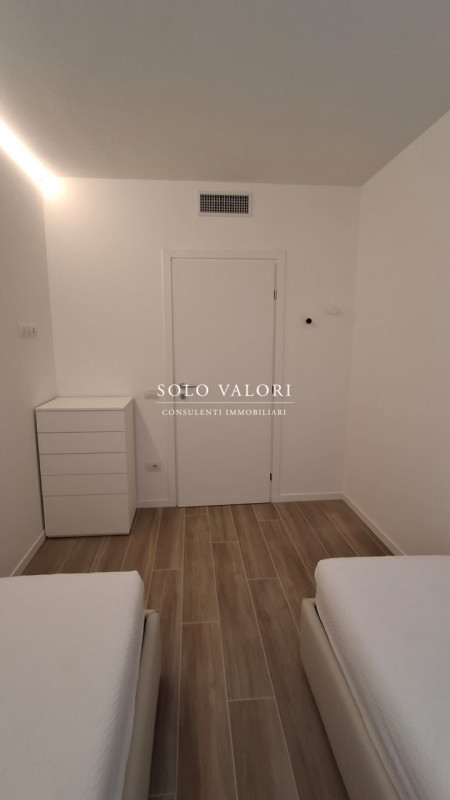 Scopri un'opportunità unica di vivere in uno splendido appartamento trilocale situato nel cuore d...