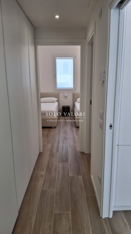 Scopri un'opportunità unica di vivere in uno splendido appartamento trilocale situato nel cuore d...