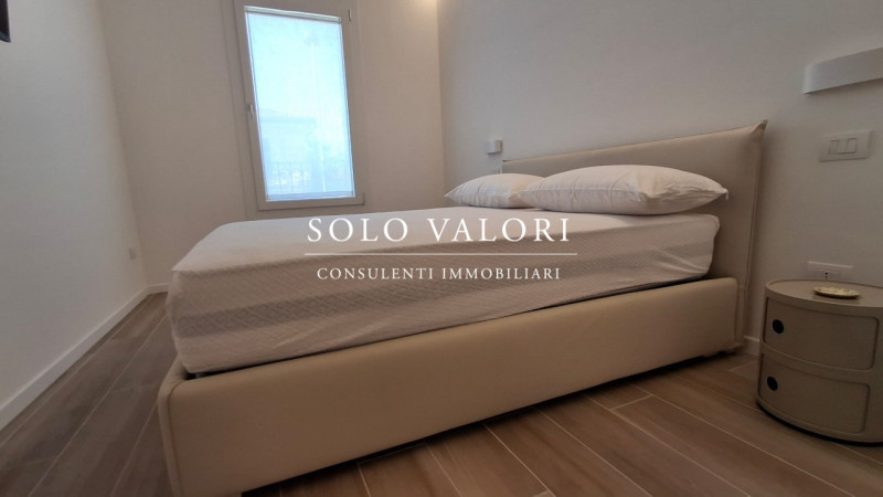 Scopri un'opportunità unica di vivere in uno splendido appartamento trilocale situato nel cuore d...