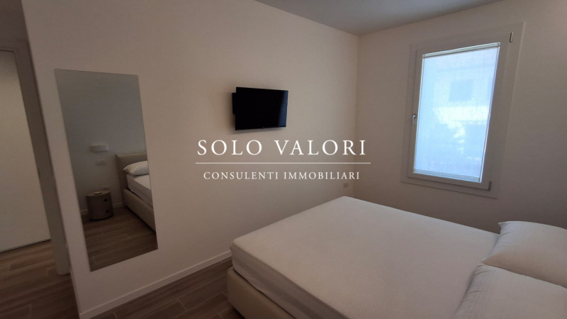 Scopri un'opportunità unica di vivere in uno splendido appartamento trilocale situato nel cuore d...