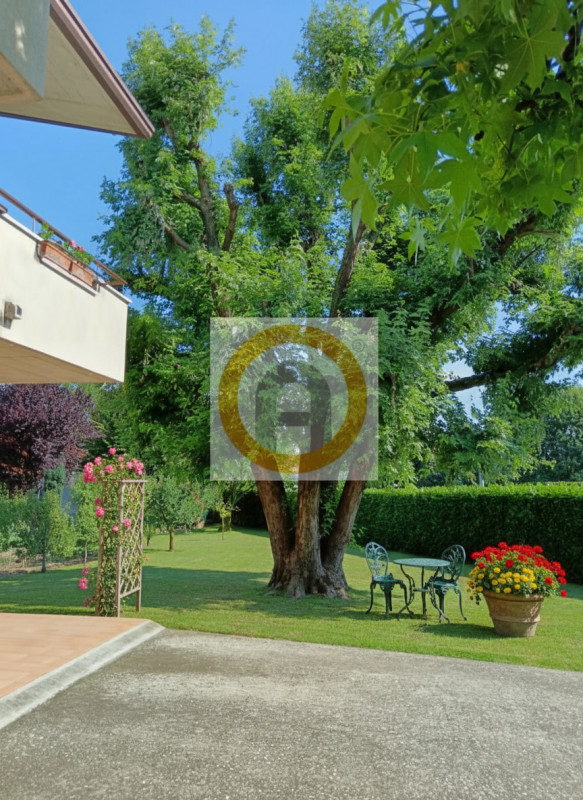 Se stai cercando una casa ideale per la tua famiglia, con ampi spazi e un grande giardino dove po...