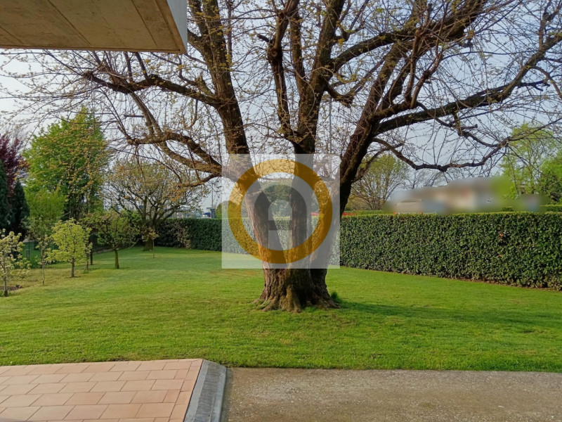 Se stai cercando una casa ideale per la tua famiglia, con ampi spazi e un grande giardino dove po...