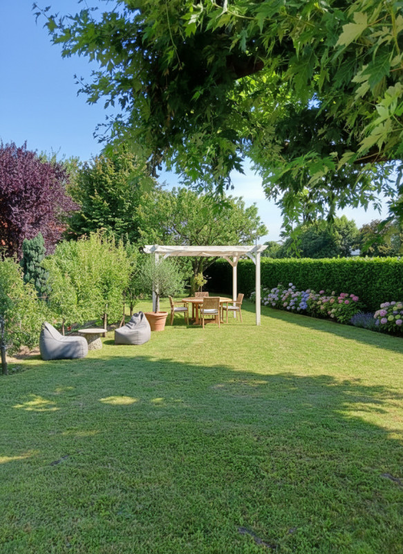 Se stai cercando una casa ideale per la tua famiglia, con ampi spazi e un grande giardino dove po...