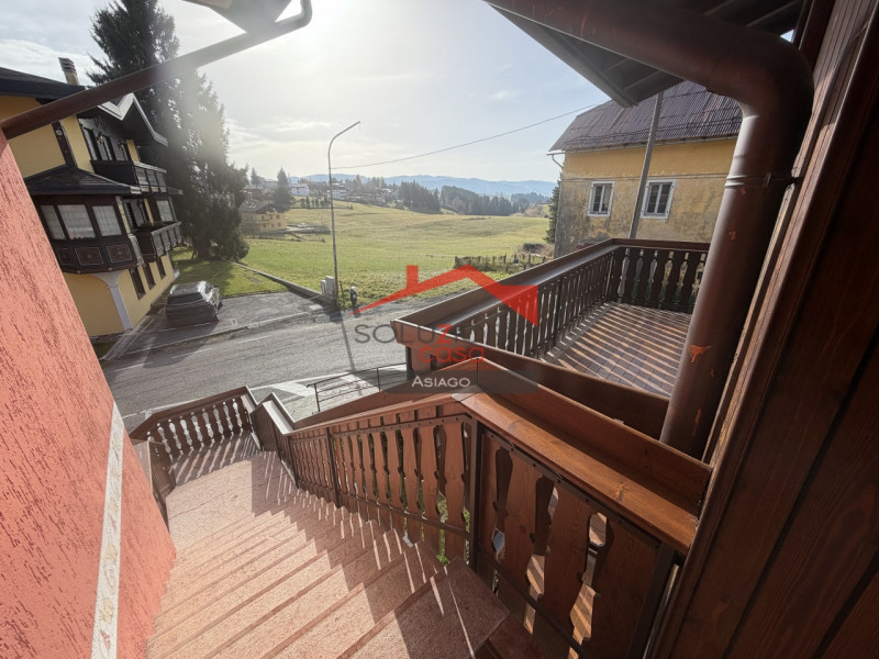 Scopri il tuo nuovo rifugio nel cuore di Gallio! Proponiamo in vendita un incantevole appartament...