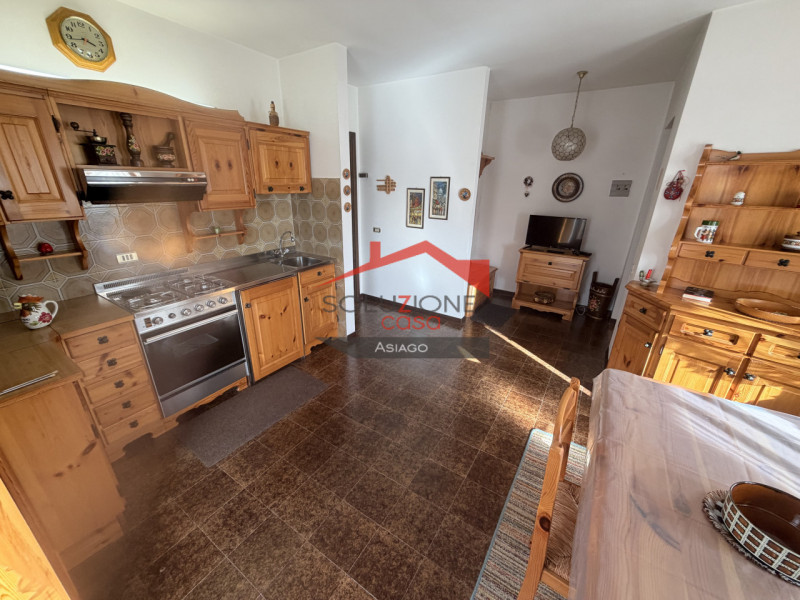 Scopri il tuo nuovo rifugio nel cuore di Gallio! Proponiamo in vendita un incantevole appartament...