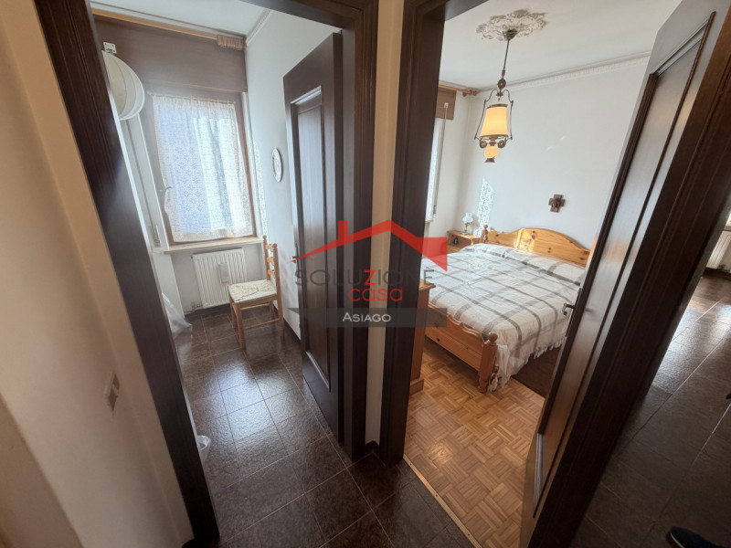 Scopri il tuo nuovo rifugio nel cuore di Gallio! Proponiamo in vendita un incantevole appartament...