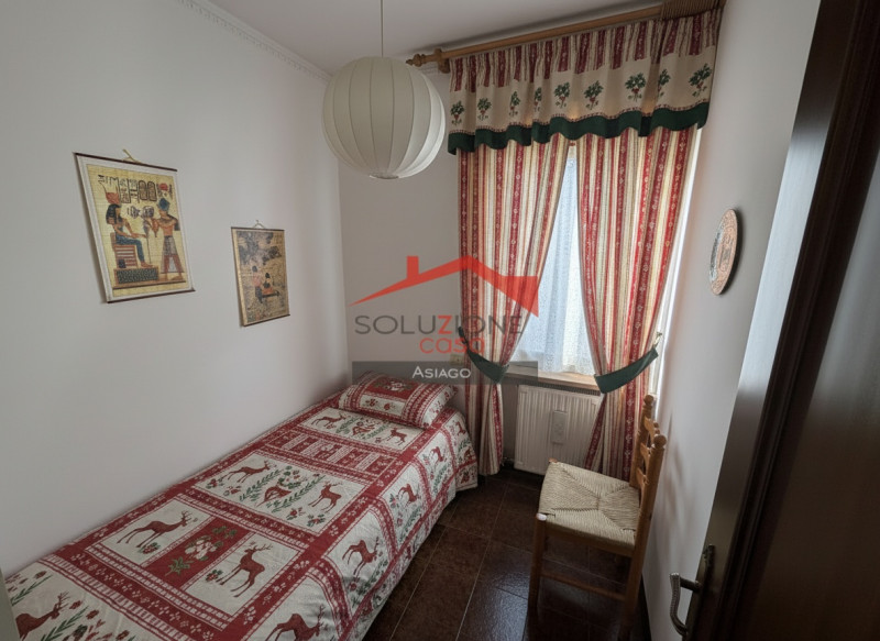 Scopri il tuo nuovo rifugio nel cuore di Gallio! Proponiamo in vendita un incantevole appartament...