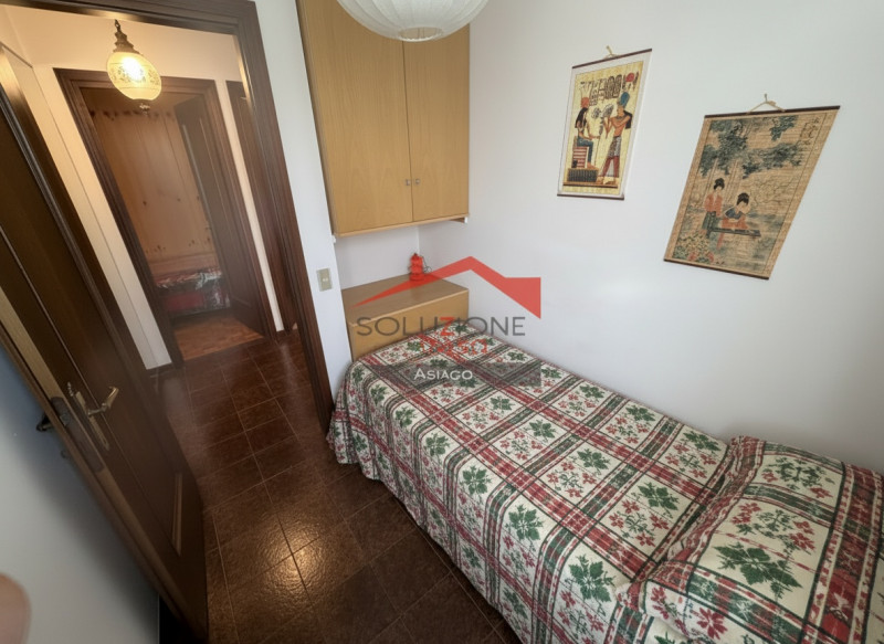 Scopri il tuo nuovo rifugio nel cuore di Gallio! Proponiamo in vendita un incantevole appartament...