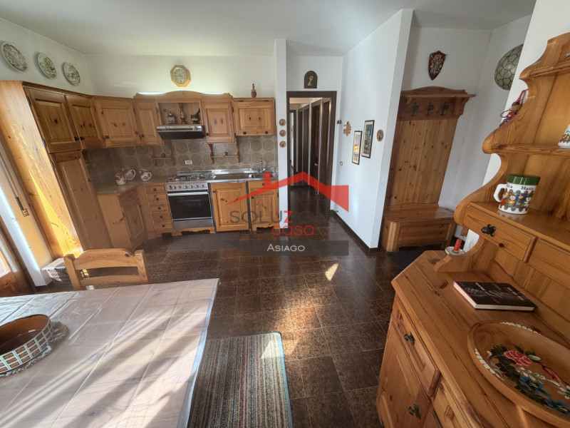 Scopri il tuo nuovo rifugio nel cuore di Gallio! Proponiamo in vendita un incantevole appartament...