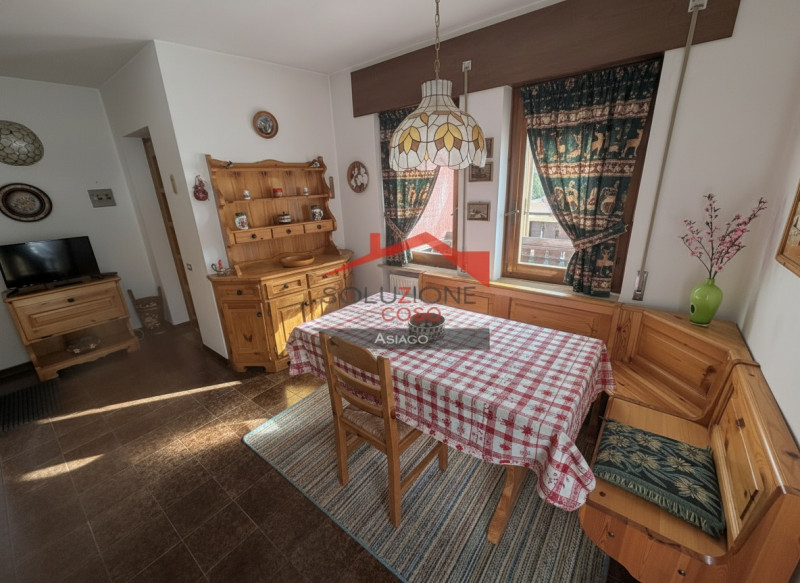 Scopri il tuo nuovo rifugio nel cuore di Gallio! Proponiamo in vendita un incantevole appartament...