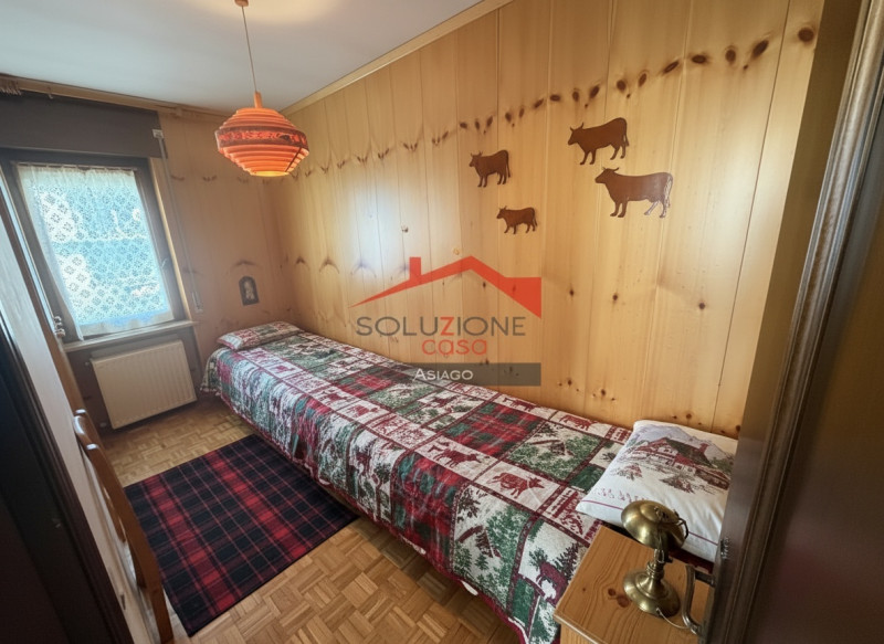 Scopri il tuo nuovo rifugio nel cuore di Gallio! Proponiamo in vendita un incantevole appartament...