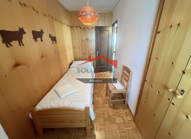 Scopri il tuo nuovo rifugio nel cuore di Gallio! Proponiamo in vendita un incantevole appartament...